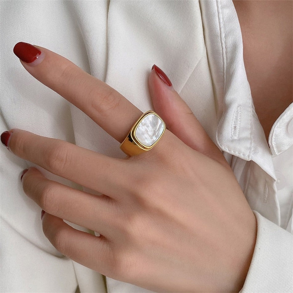 Daniela - Square Shell Rings