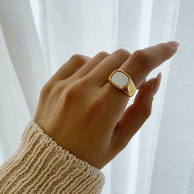 Daniela - Square Shell Rings